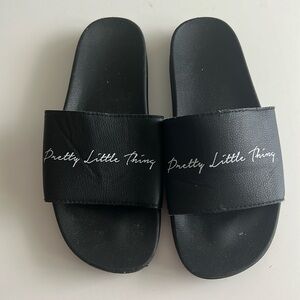 PRETTYLITTLETHING Black Slogan Sliders